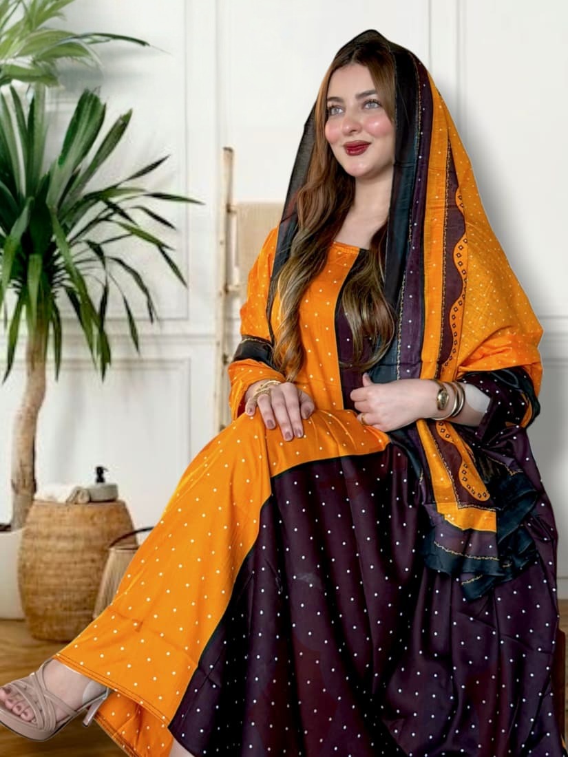 ثوب باللونين الأصفر والأرجواني مصنوع من القطن بتصميم جميل مطبوع بنقاط ومرتبط بشيلة متناسقة ومخيطة على الطراز الظفاري