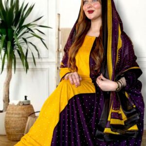 ثوب باللونين الأصفر والأرجواني مصنوع من القطن بتصميم جميل مطبوع بنقاط ومرتبط بشيلة متناسقة ومخيطة على الطراز الظفاري