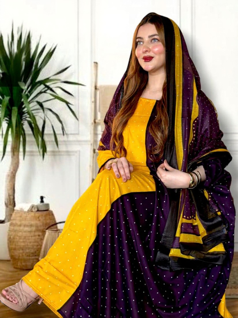 ثوب باللونين الأصفر والأرجواني مصنوع من القطن بتصميم جميل مطبوع بنقاط ومرتبط بشيلة متناسقة ومخيطة على الطراز الظفاري