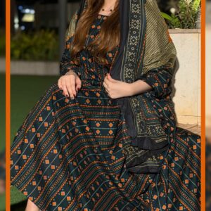 ثوب أخضر اللون مصنوع من القطن بتصميم جميل مطبوع، مزود بشيلة مطابقة مخيط على الطراز الظفاري