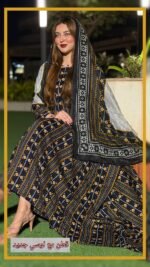 ثوب أسود اللون مصنوع من القطن بتصميم جميل مطبوع، مزود بشيلة مطابقة مخيط على الطراز الظفاري