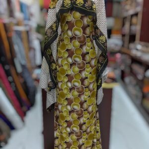 ثوب جميل مصنوع من القطن، مزين بنقشة دائرية مطبوعة، ومزين بشيلة متناسقة مخيطة على الطراز الظفاري