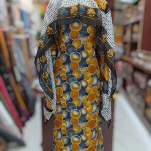 ثوب جميل مصنوع من القطن، مزين بنقشة دائرية مطبوعة، ومزين بشيلة متناسقة مخيطة على الطراز الظفاري