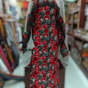 ثوب جميل مصنوع من القطن، مزين بنقشة دائرية مطبوعة، ومزين بشيلة متناسقة مخيطة على الطراز الظفاري