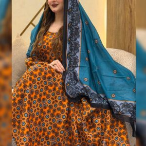 ثوب برتقالي اللون مصنوع من القطن، مزين بنقوش جميلة ومزين بشيلة متناسقة مخيطة على الطراز الظفاري