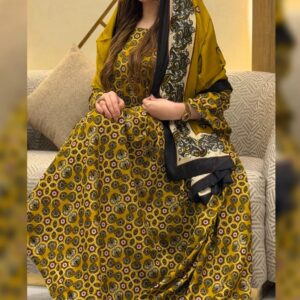 ثوب أصفر اللون مصنوع من القطن، مزين بنقوش جميلة ومزين بشيلة متناسقة مخيطة على الطراز الظفاري