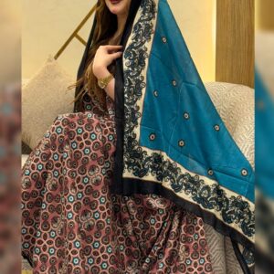 ثوب وردي اللون مصنوع من القطن، مزين بنقوش جميلة ومزين بشيلة متناسقة مخيطة على الطراز الظفاري