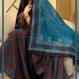 ثوب بني اللون مصنوع من القطن بتصميم جميل مطبوع، مزود بشيلة مطابقة مخيط على الطراز الظفاري