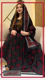 ثوب أسود اللون مصنوع من القطن بتصميم جميل مطبوع، مزود بشيلة مطابقة مخيط على الطراز الظفاري