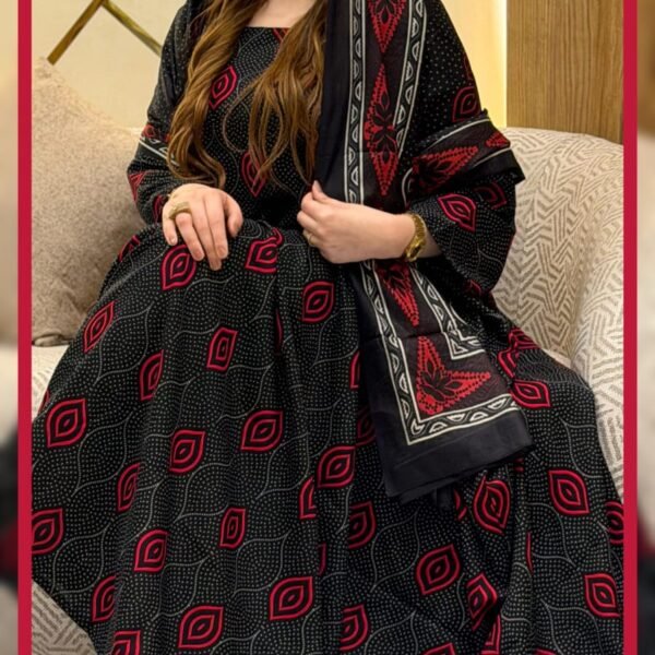 ثوب أسود اللون مصنوع من القطن بتصميم جميل مطبوع، مزود بشيلة مطابقة مخيط على الطراز الظفاري