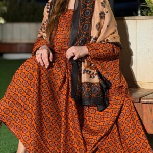 ثوب برتقالي اللون مصنوع من القطن بتصميم جميل مطبوع، مزود بشيلة مطابقة مخيط على الطراز الظفاري