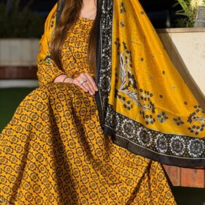 ثوب أصفر اللون مصنوع من القطن بتصميم جميل مطبوع، مزود بشيلة مطابقة مخيط على الطراز الظفاري