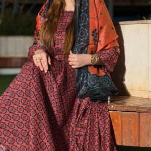 ثوب وردي اللون مصنوع من القطن بتصميم جميل مطبوع، مزود بشيلة مطابقة مخيط على الطراز الظفاري