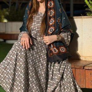 ثوب البيج اللون مصنوع من القطن بتصميم جميل مطبوع، مزود بشيلة مطابقة مخيط على الطراز الظفاري