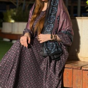 ثوب أرجواني اللون مصنوع من القطن بتصميم جميل مطبوع، مزود بشيلة مطابقة مخيط على الطراز الظفاري