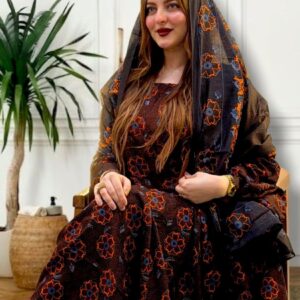 ثوب بني اللون مصنوع من القطن بتصميم جميل مطبوع، مع شيلة متناسقة مخيطة على الطراز الظفاري