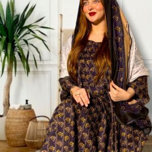 ثوب أرجواني اللون مصنوع من القطن بتصميم جميل مطبوع، مع شيلة متناسقة مخيطة على الطراز الظفاري