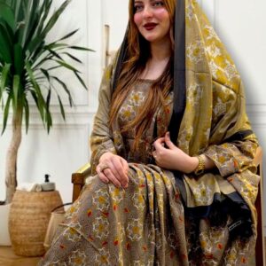 ثوب بيج اللون مصنوع من القطن بتصميم جميل مطبوع، مع شيلة متناسقة مخيطة على الطراز الظفاري