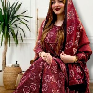 ثوب أحمر اللون مصنوع من القطن بتصميم جميل مطبوع، مع شيلة متناسقة مخيطة على الطراز الظفاري