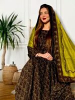 ثوب بني اللون مصنوع من القطن بتصميم جميل مطبوع، مع شيلة متناسقة مخيطة على الطراز الظفاري