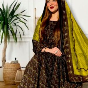 ثوب بني اللون مصنوع من القطن بتصميم جميل مطبوع، مع شيلة متناسقة مخيطة على الطراز الظفاري