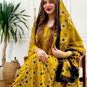 ثوب أصفر اللون مصنوع من القطن بتصميم جميل مطبوع، مع شيلة متناسقة مخيطة على الطراز الظفاري