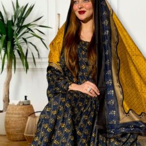 ثوب أزرق اللون مصنوع من القطن بتصميم جميل مطبوع، مع شيلة متناسقة مخيطة على الطراز الظفاري