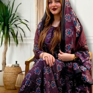 ثوب أرجواني اللون مصنوع من القطن بتصميم جميل مطبوع، مع شيلة متناسقة مخيطة على الطراز الظفاري