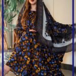 ثوب أسود مصنوع من القطن بتصميم جميل مطبوع، مزود بشيلة مطابقة مخيطة على الطراز الظفاري والجلبية