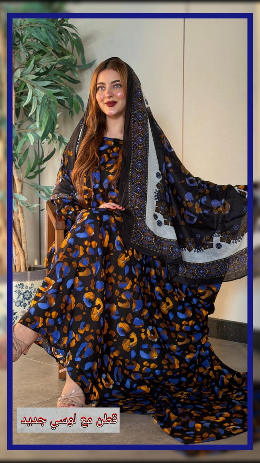 ثوب أسود مصنوع من القطن بتصميم جميل مطبوع، مزود بشيلة مطابقة مخيطة على الطراز الظفاري والجلبية