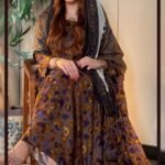 ثوب بني مصنوع من القطن بتصميم جميل مطبوع، مزود بشيلة مطابقة مخيطة على الطراز الظفاري والجلبية