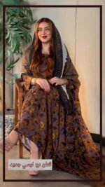 ثوب بني مصنوع من القطن بتصميم جميل مطبوع، مزود بشيلة مطابقة مخيطة على الطراز الظفاري والجلبية