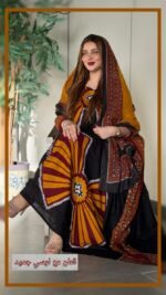 ثوب أسود اللون مصنوع من القطن بتصميم جميل مطبوع، مع شيلة متناسقة مخيطة على الطراز الظفري، وجلابية
