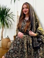 ثوب أسود مصنوع من القطن، مزين بنقشة زهور جميلة، مع شيلة مطابقة مخيطة على الطراز الظفاري والجلابية
