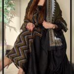 ثوب أسود اللون مصنوع من القطن بتصميم جميل مطبوع عليه شال متناسق، متوفر بنمط الظفاري والجلابية