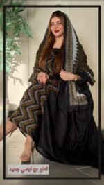 ثوب أسود اللون مصنوع من القطن بتصميم جميل مطبوع عليه شال متناسق، متوفر بنمط الظفاري والجلابية
