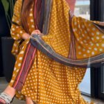 ثوب مصنوع من القطن بتصميم جميل مطبوع عليه شيلة متناسق، متوفر بنمط الظفاري والجلابية