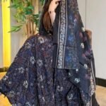 ثوب مصنوع من القطن الكويتي بتصميم جميل مطبوع عليه شيلة متناسق، متوفر بنمط الظفاري والجلابية