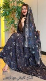 ثوب مصنوع من القطن الكويتي بتصميم جميل مطبوع عليه شيلة متناسق، متوفر بنمط الظفاري والجلابية