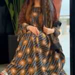 ثوب مصنوع من القطن بتصميم جميل مطبوع عليه شيلة متناسق، متوفر بنمط الظفاري والجلابية