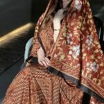 ثوب مصنوع من القطن بتصميم جميل مطبوع عليه شيلة متناسق، متوفر بنمط الظفاري والجلابية