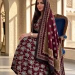 ثوب مصنوع من القطن بتصميم جميل مطبوع عليه شيلة متناسق، متوفر بنمط الظفاري والجلابية