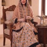 ثوب مصنوع من القطن بتصميم جميل مطبوع عليه شيلة متناسق، متوفر بنمط الظفاري والجلابية