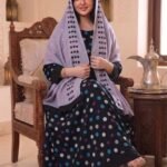 ثوب مصنوع من القطن بتصميم جميل مطبوع عليه شيلة متناسق، متوفر بنمط الظفاري والجلابية